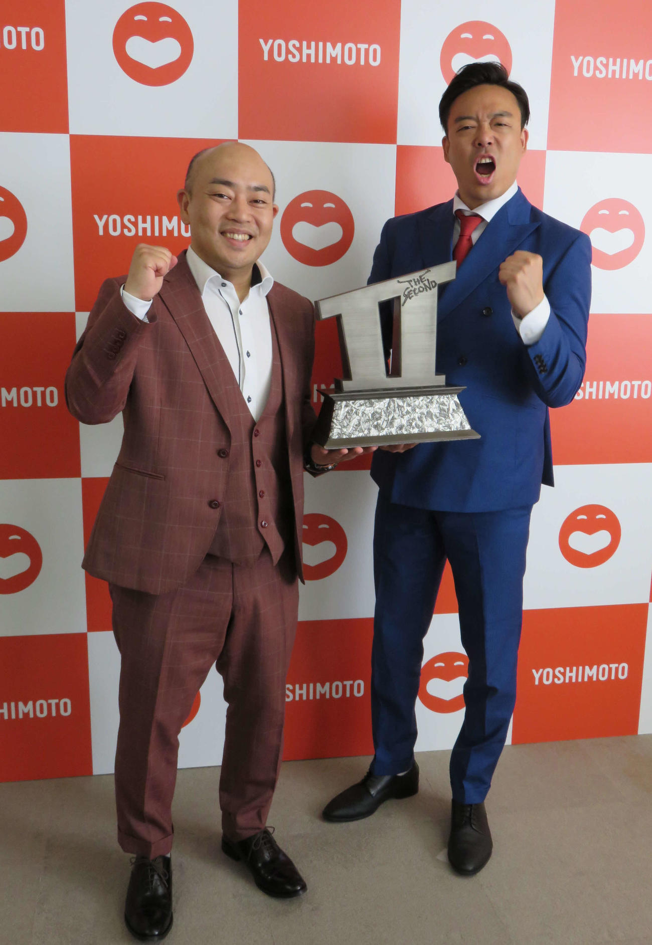 NGKへ凱旋し、優勝トロフィーを手に会見したギャロップ林（左）毛利（撮影・村上久美子）