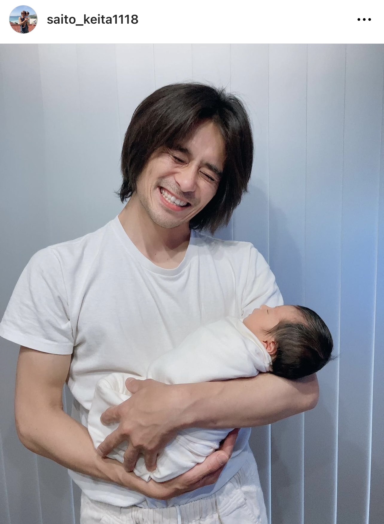 生まれたばかりの愛娘を抱いて幸せいっぱいの笑顔を見せる斉藤慶太（斉藤慶太のインスタグラムから）