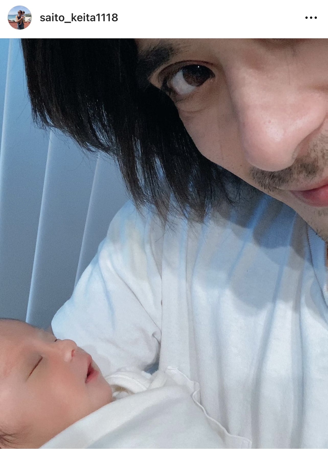 生まれたばかりの愛娘を抱き寄せる斉藤慶太（斉藤慶太のインスタグラムから）