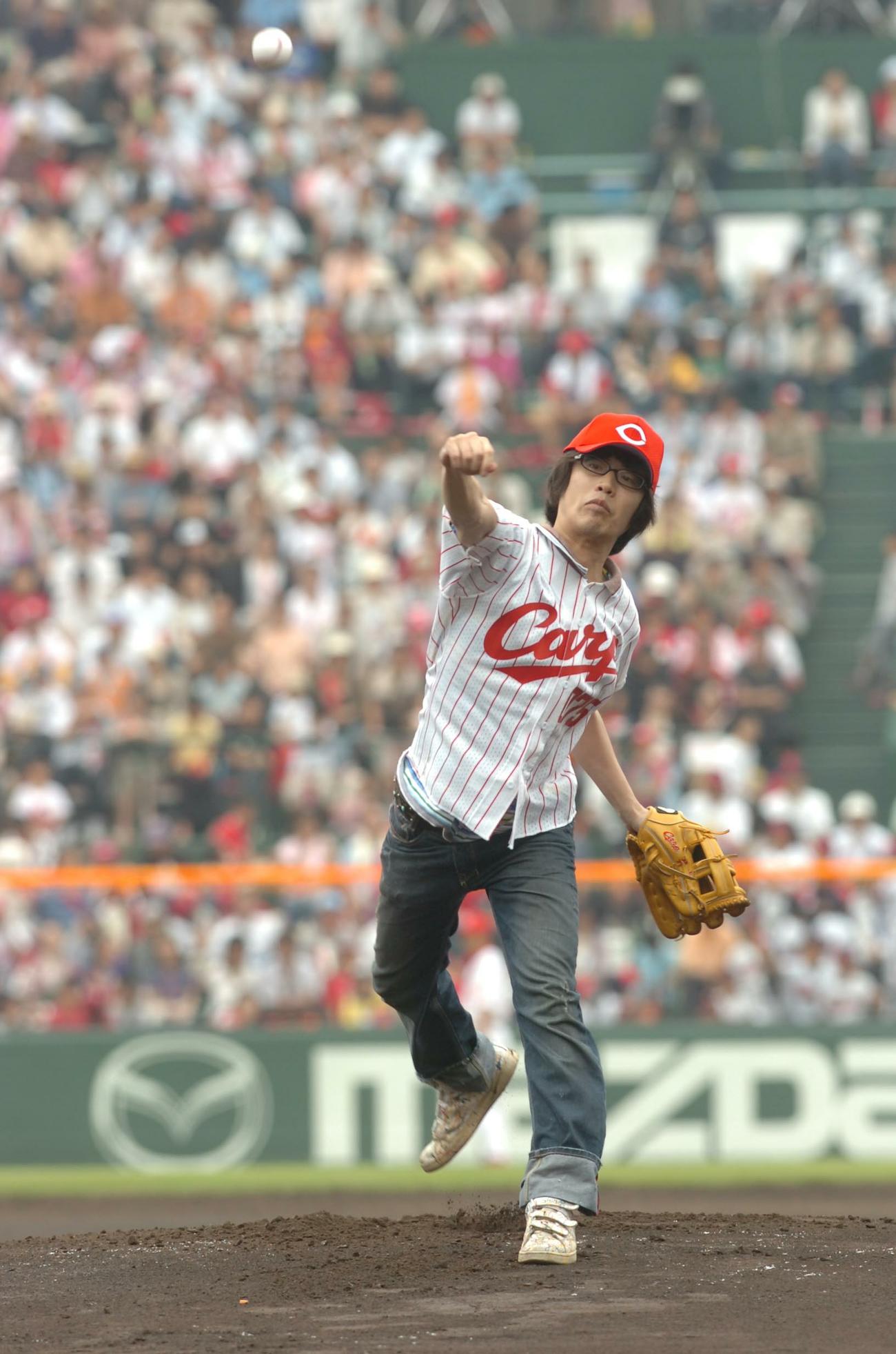 広島対ロッテ　始球式をつとめたくるりの岸田繁（2006年6月撮影）
