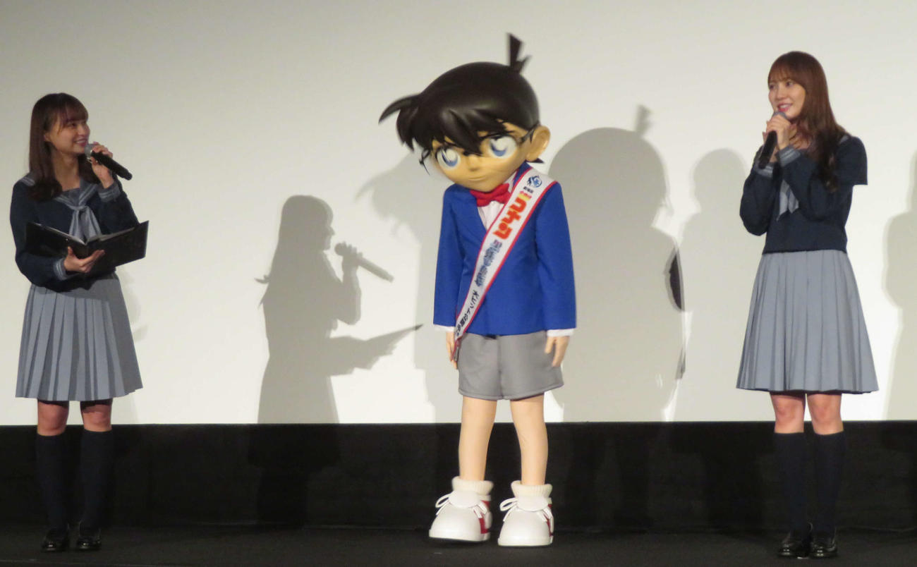 「名探偵コナン　黒鉄の魚影」プレミアムトークイベントで司会を務める影山優佳（左）と江戸川コナン登場に喜ぶ加藤史帆（撮影・村上幸将）
