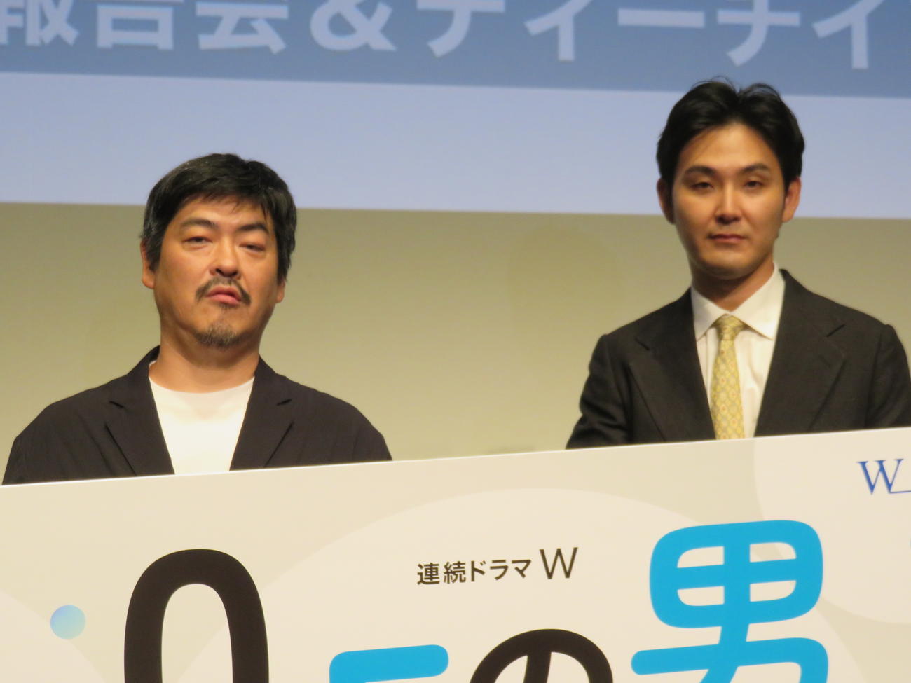 WOWOW「連続ドラマW 0・5の男」の完成報告会に出席した主演の松田龍平（左）沖田修一監督