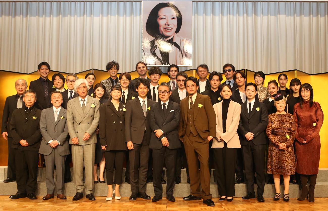 向田邦子賞贈賞式に出席し「鎌倉殿の13人」の出演キャストと集合写真に納まる三谷幸喜氏（前列中央）
