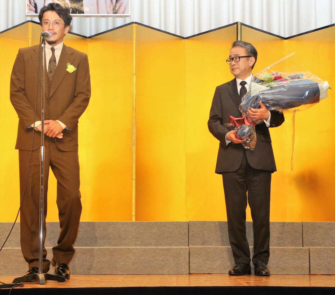 向田邦子賞贈賞式であいさつする小栗旬（左）と三谷幸喜氏