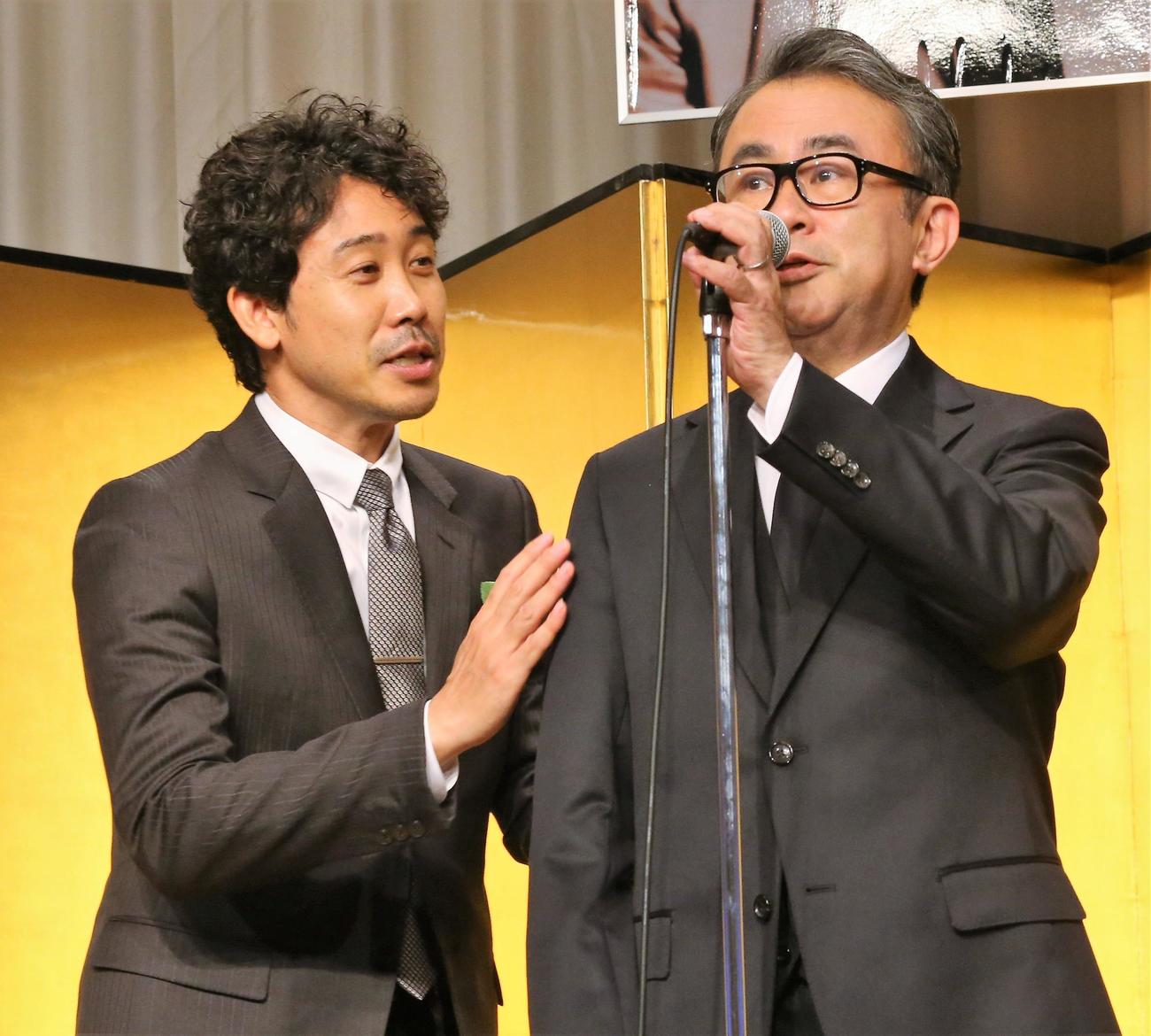 向田邦子賞贈賞式で大泉洋（左）の出番でいきなり話し始める三谷幸喜氏（2023年5月23日＝東京・帝国ホテル）