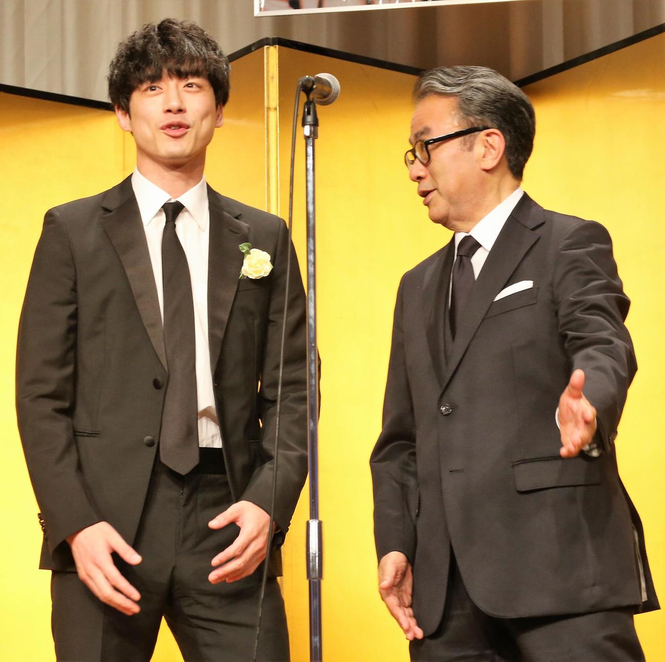 向田邦子賞贈賞式であいさつする坂口健太郎（左）と三谷幸喜氏