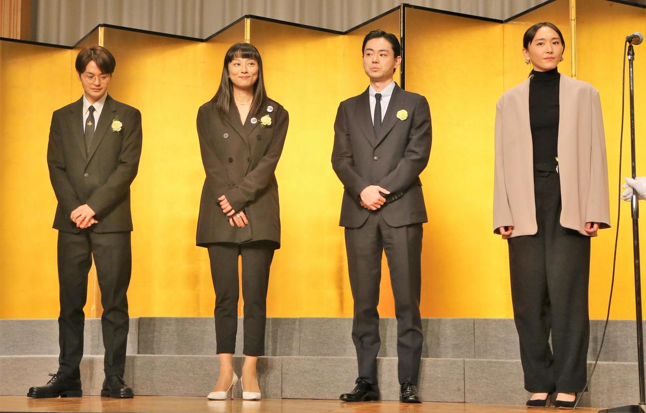 向田邦子賞贈賞式に出席する、左から瀬戸康史、小池栄子、菅田将暉、新垣結衣