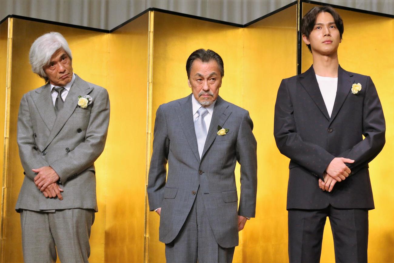向田邦子賞贈賞式に出席する、左から佐藤浩市、佐藤B作、中川大志