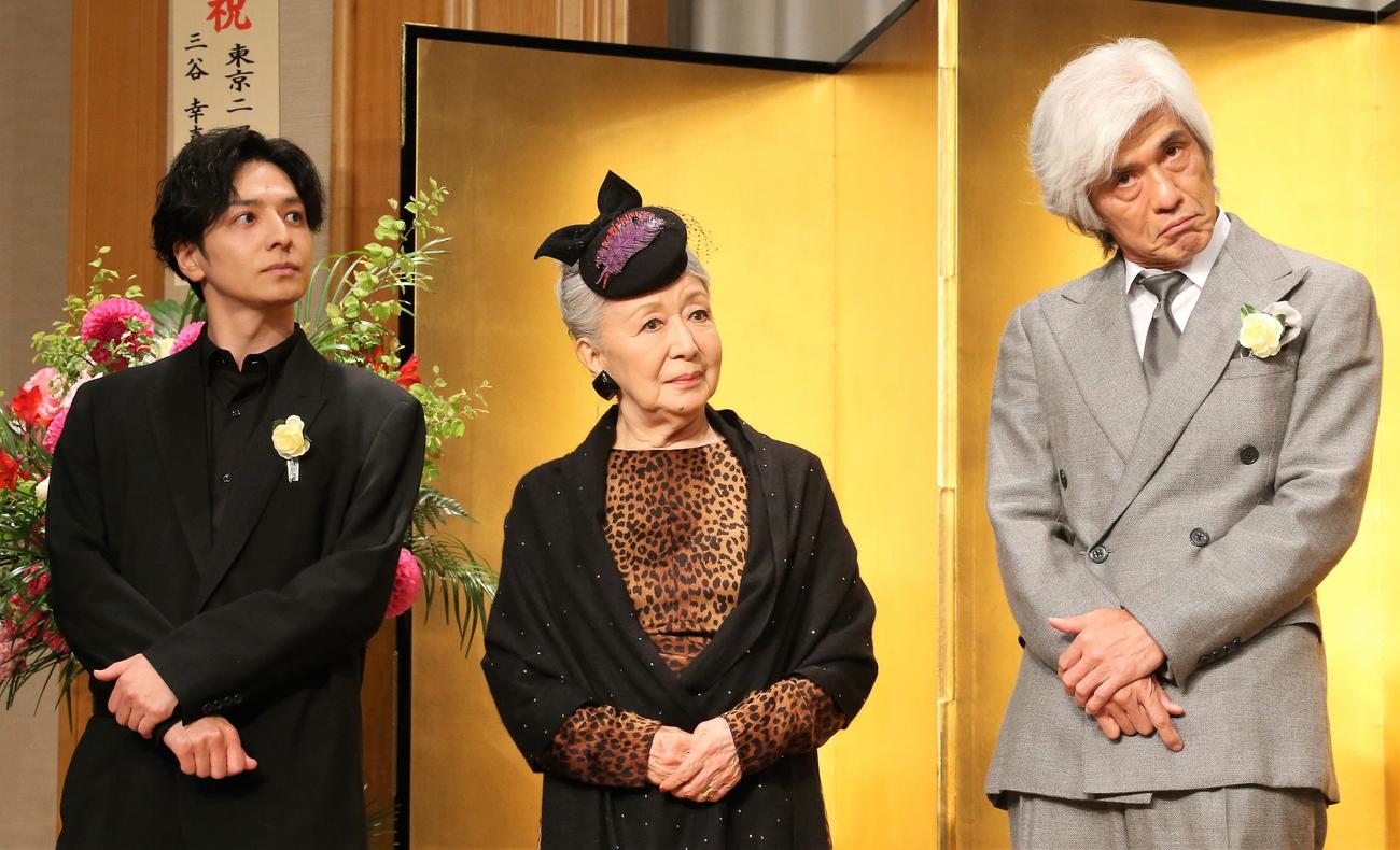 向田邦子賞贈賞式に出席する、左から生田斗真、草笛光子、佐藤浩市