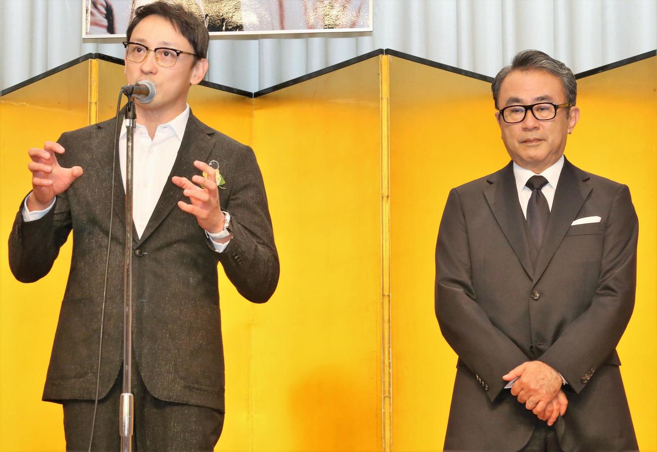 向田邦子賞贈賞式であいさつする山本耕史（左）と三谷幸喜氏