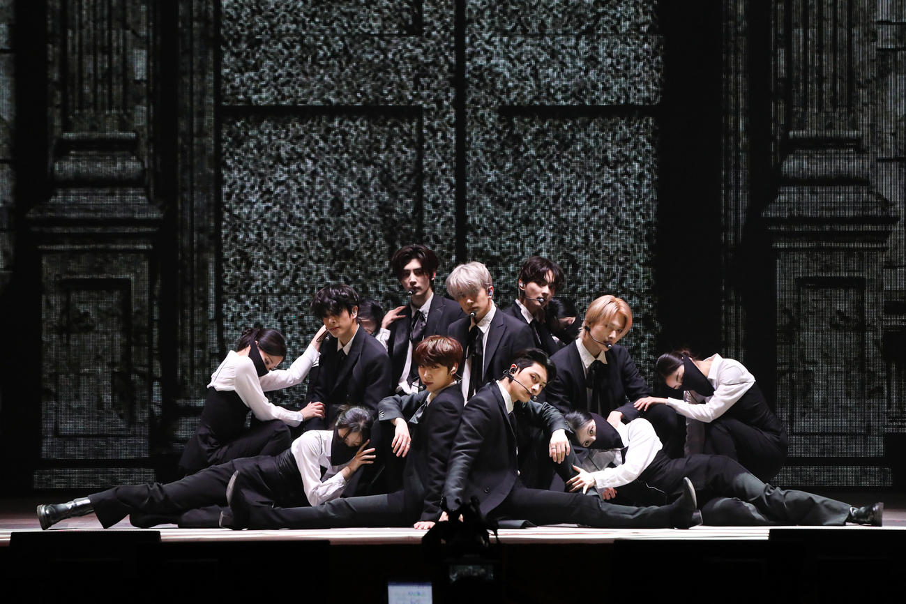 パフォーマンスするENHYPEN（P）＆（C）　BELIFT LAB Inc．