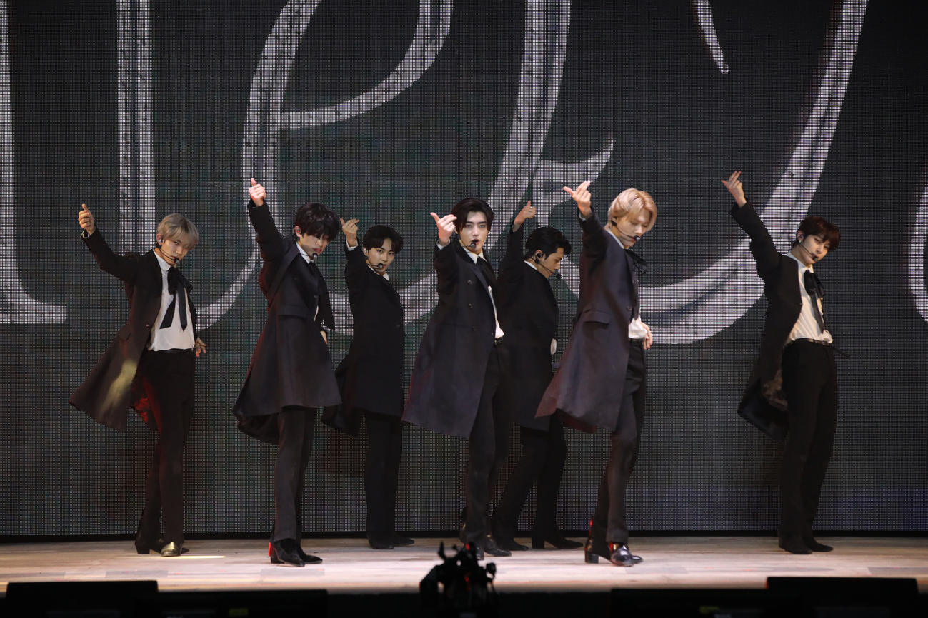 パフォーマンスするENHYPEN（P）＆（C）　BELIFT LAB Inc．