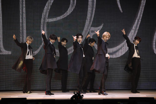 パフォーマンスするENHYPEN(P)&(C) BELIFT LAB Inc.
