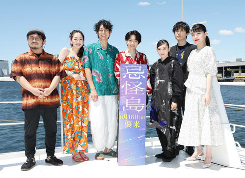 映画「忌怪島/きかいじま」完成報告船上イベントで記念写真に納まる登壇者。左から清水崇監督、川添野愛、平岡祐太、西畑大吾、生駒里奈、水石亜飛夢、祷キララ(撮影・宮地輝)