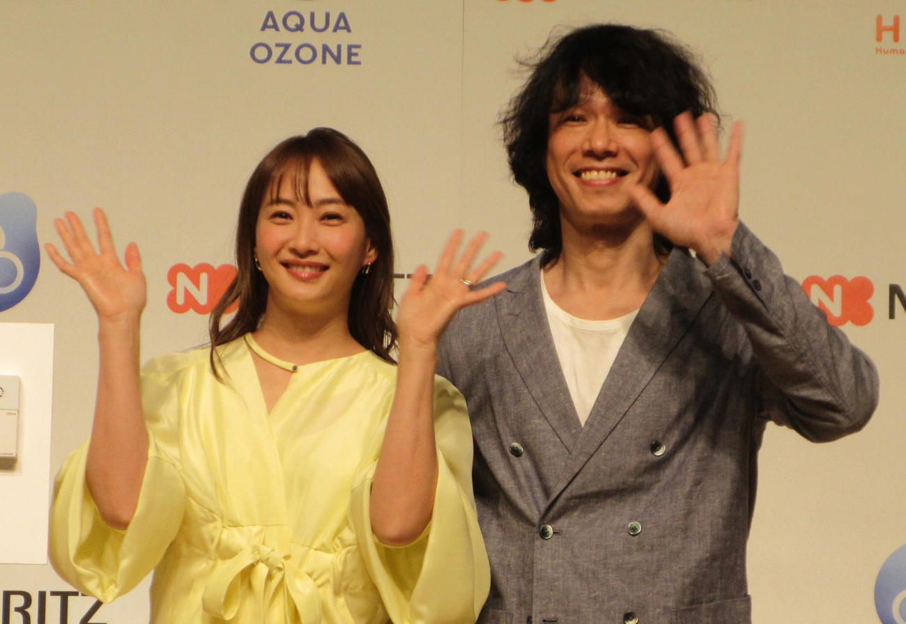 庄司智春（右）、藤本美貴夫妻