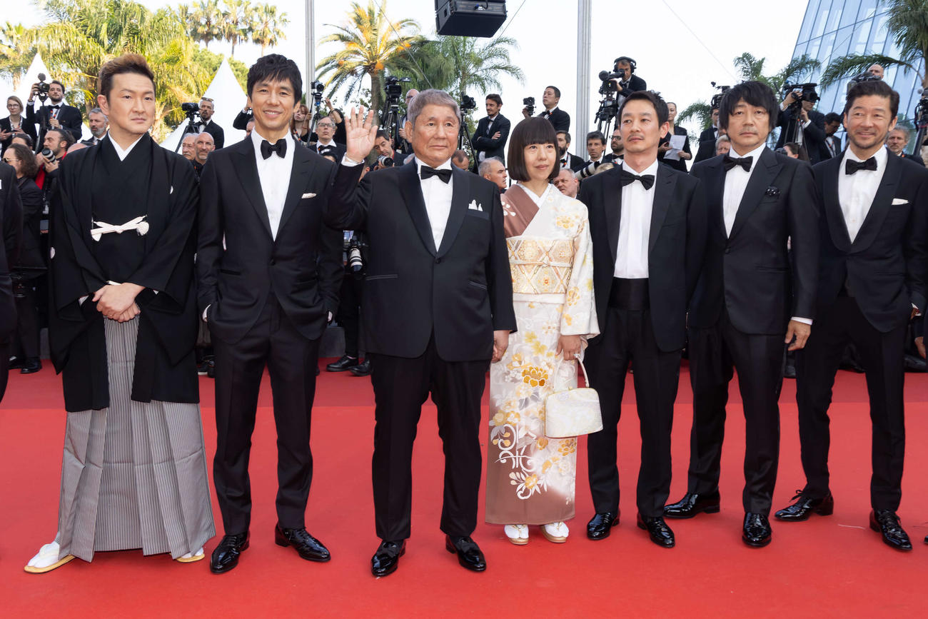 カンヌ映画祭「カンヌ・プレミア」での「首」上映を前にレッドカーペットを歩く、左から中村獅童、西島秀俊、北野武監督、北野夫人、加瀬亮、大森南朋、浅野忠信(C)若山和子