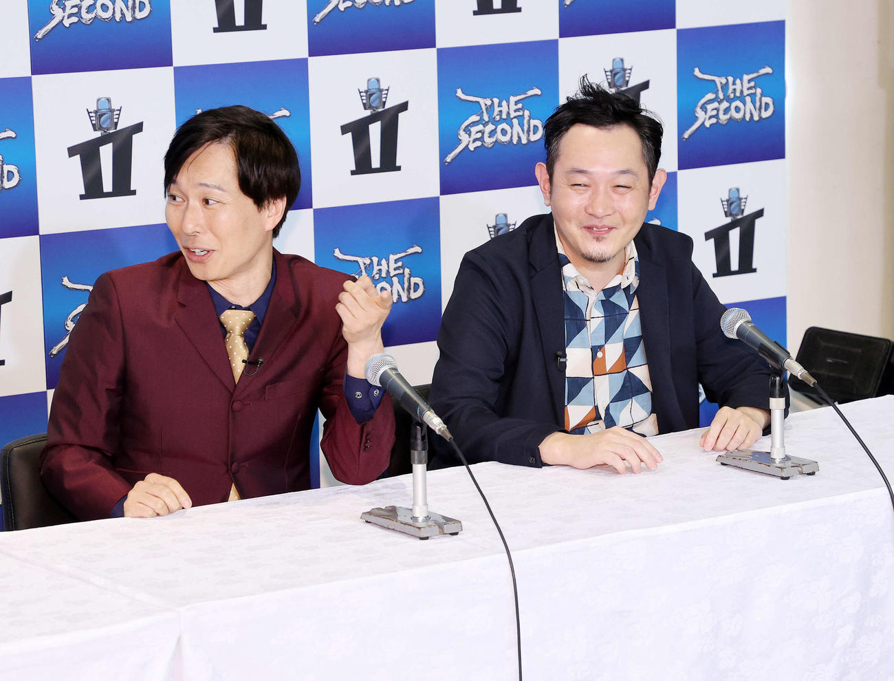マシンガンズの滝沢秀一（左）と西堀亮（2023年5月撮影）