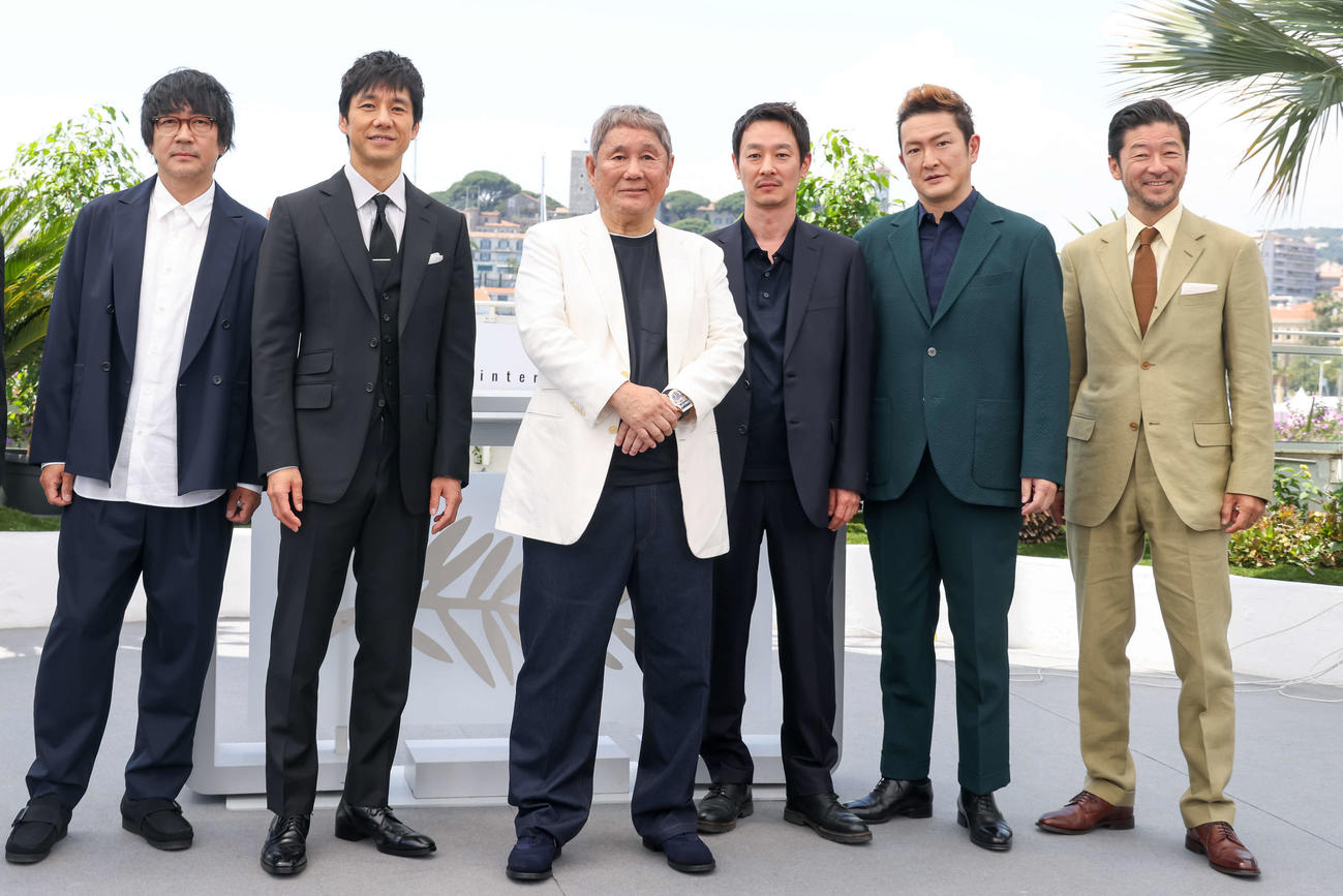 カンヌ映画祭「カンヌ・プレミア」での「首」上映前にフォトコールに応じる、左から大森南朋、西島秀俊、北野武監督、加瀬亮、中村獅童、浅野忠信(C)若山和子