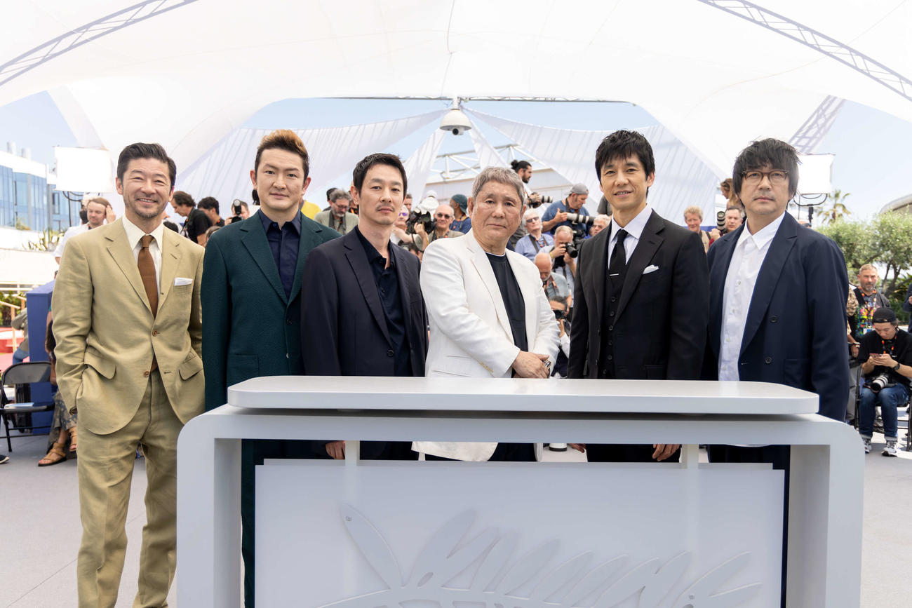 カンヌ映画祭「カンヌ・プレミア」での「首」上映前にフォトコールに応じる、左から浅野忠信、中村獅童、加瀬亮、北野武監督、西島秀俊、大森南朋(C)若山和子