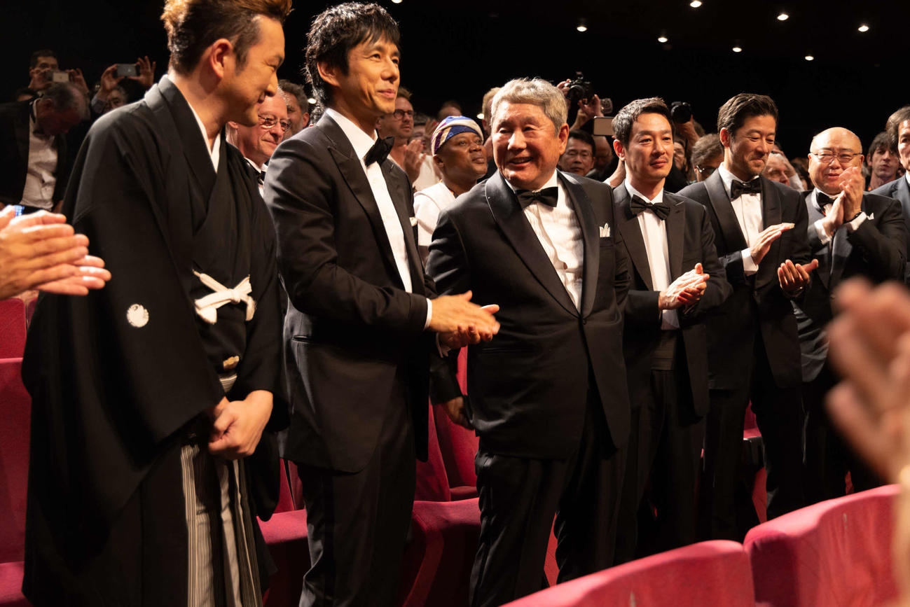 カンヌ映画祭「カンヌ・プレミア」での「首」上映後、スタンディングオベーションを受ける、左から中村獅童、西島秀俊、北野武監督、加瀬亮、浅野忠信(C)若山和子