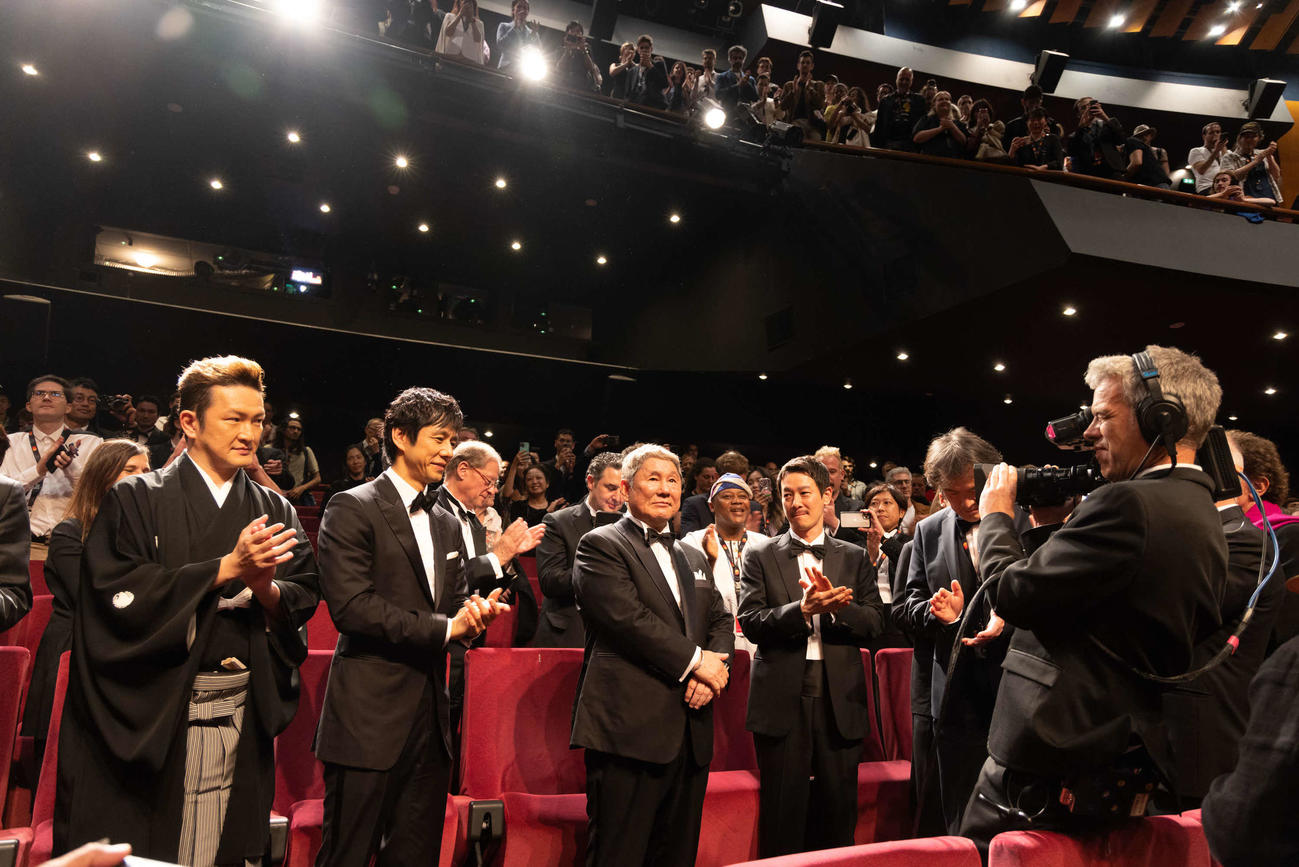 カンヌ映画祭「カンヌ・プレミア」での「首」上映後、スタンディングオベーションを受ける、左から中村獅童、西島秀俊、北野武監督、加瀬亮(C)若山和子