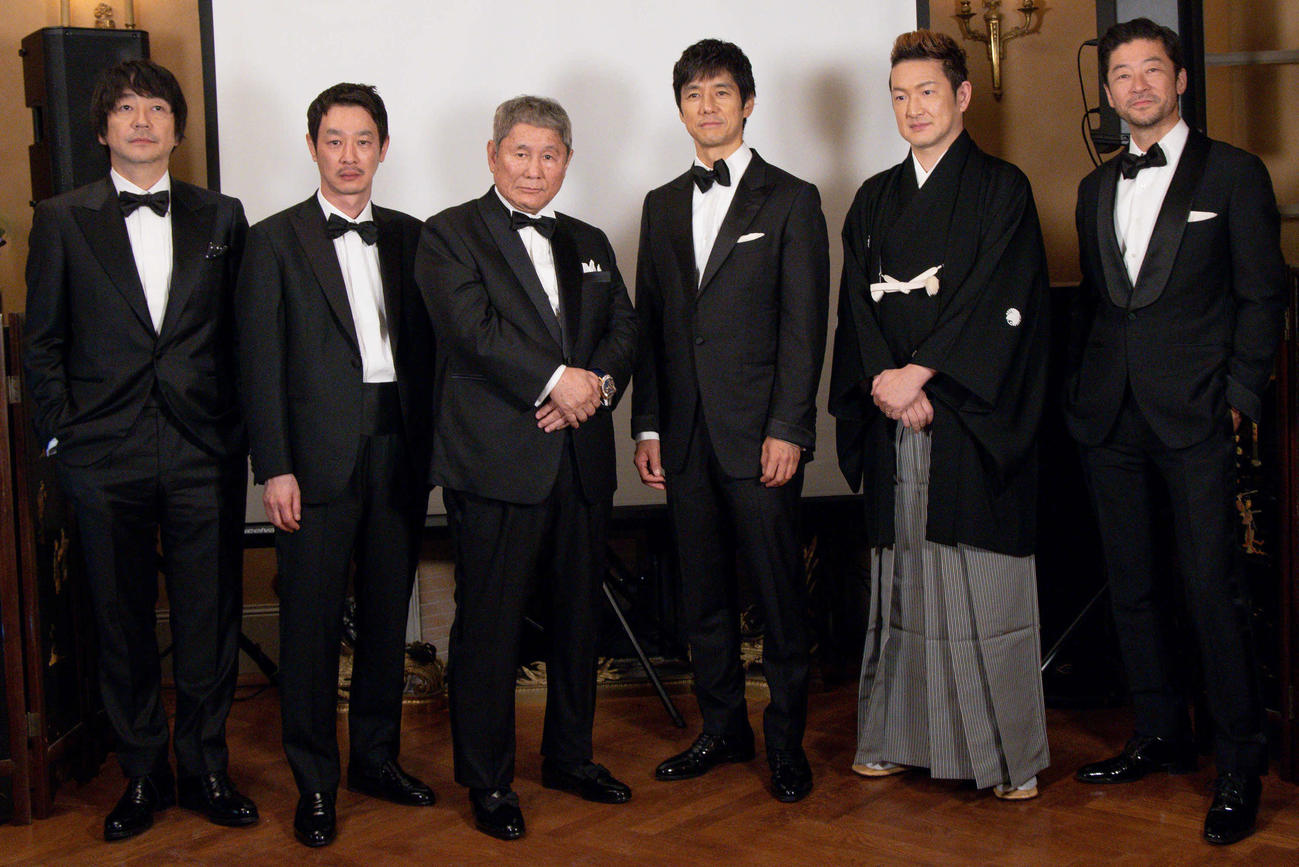 カンヌ映画祭「カンヌ・プレミア」での「首」上映後に取材に応じる、左から大森南朋、加瀬亮、北野武監督、西島秀俊、中村獅童、浅野忠信(C)若山和子