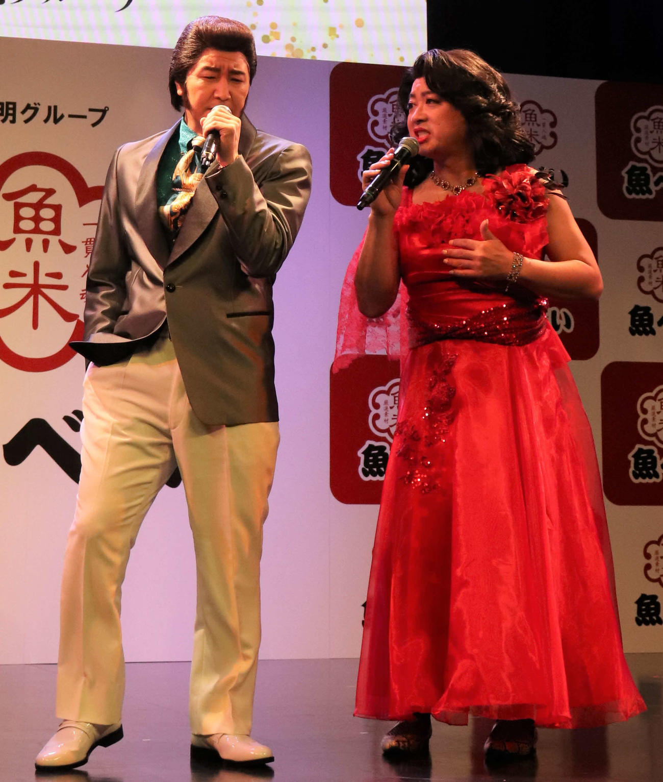 「魚べい」PR大使発表記者会見で「握り愛」を歌唱する、チョコレートプラネット　左からべい太（長田）と魚子（松尾）（撮影・佐瀬百合子）