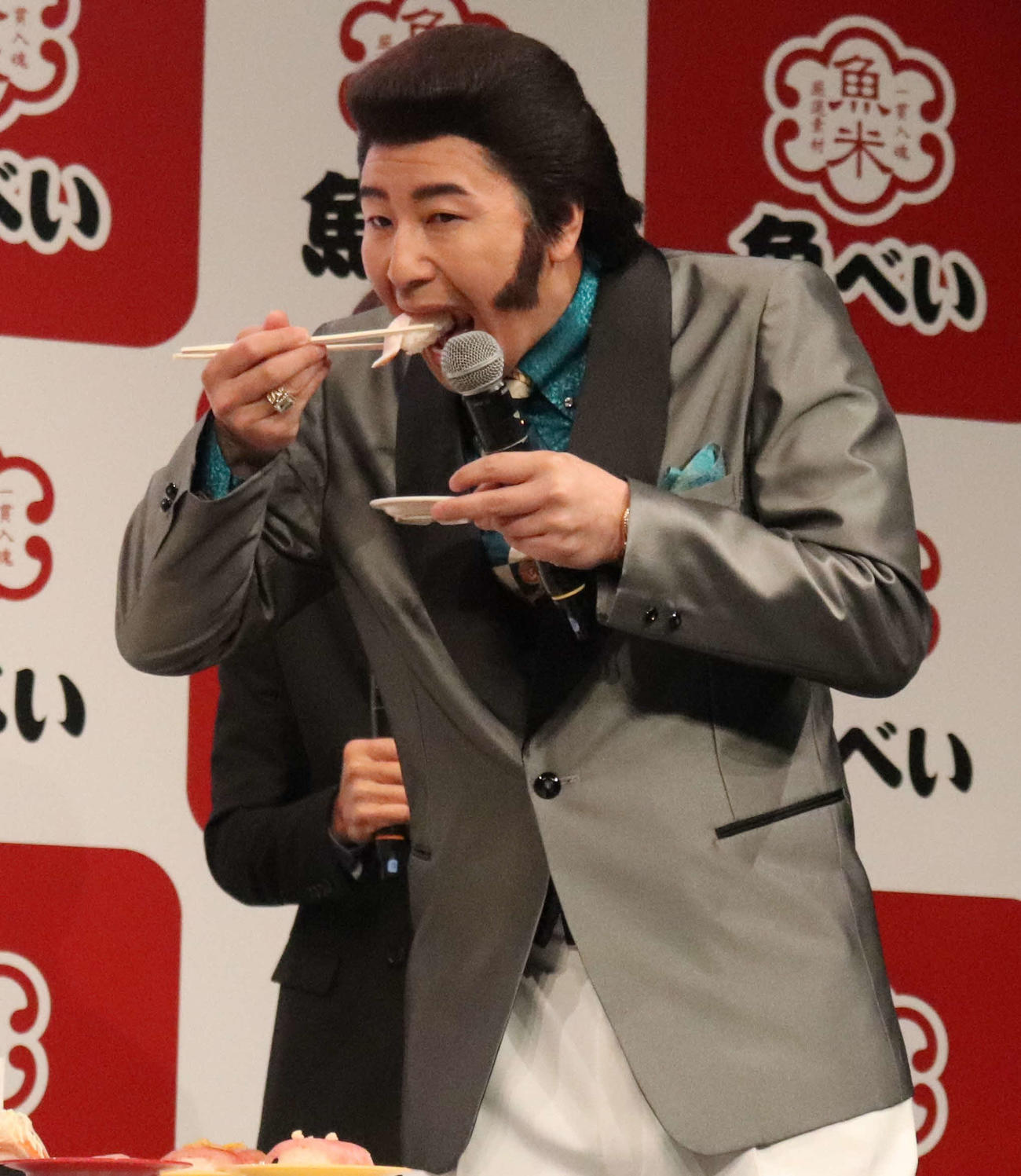 「魚べい」PR大使発表記者会見で試食する、チョコレートプラネットべい太（長田）（撮影・佐瀬百合子）