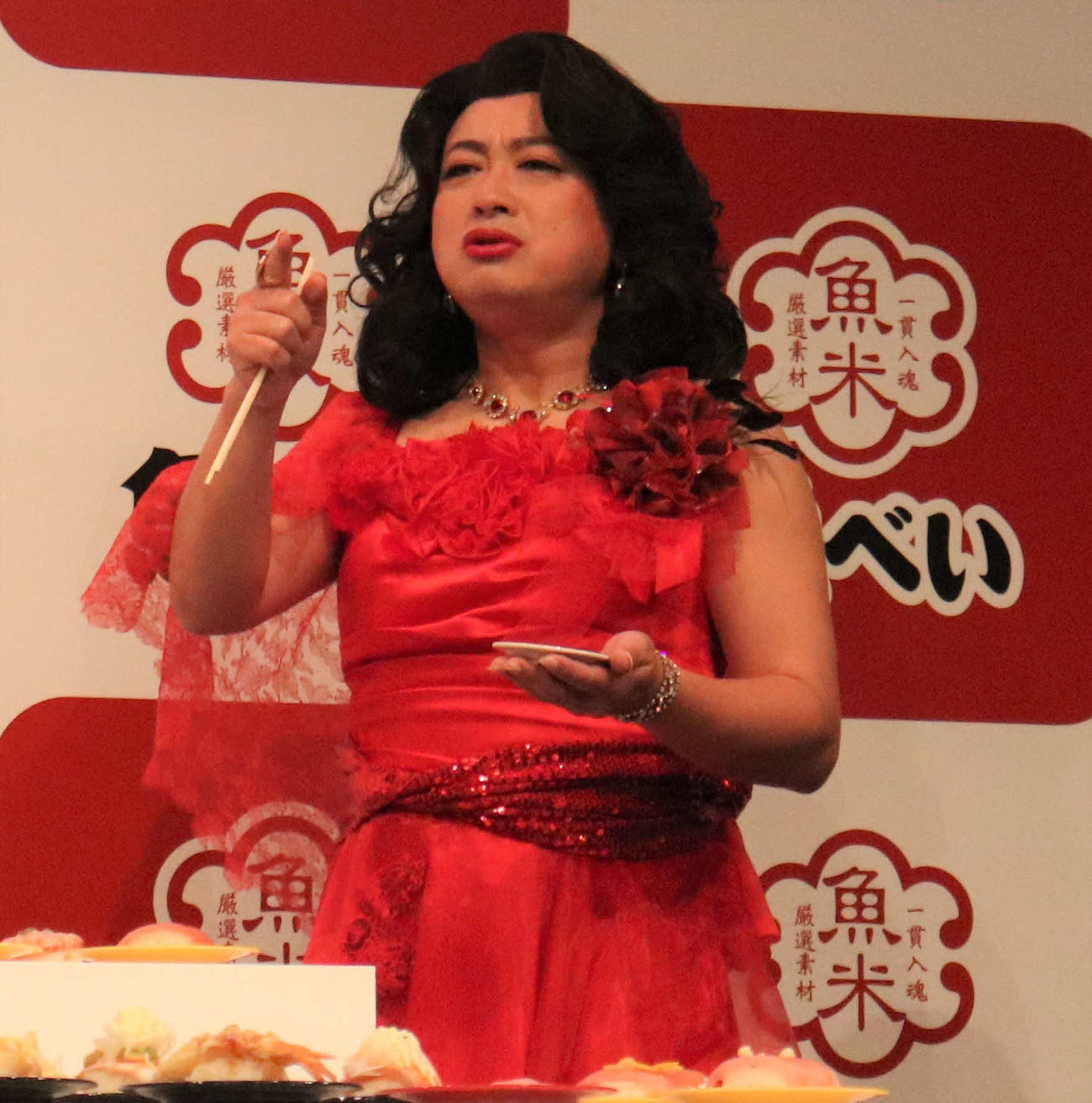 「魚べい」PR大使発表記者会見で試食する、チョコレートプラネット魚子（松尾）（撮影・佐瀬百合子）