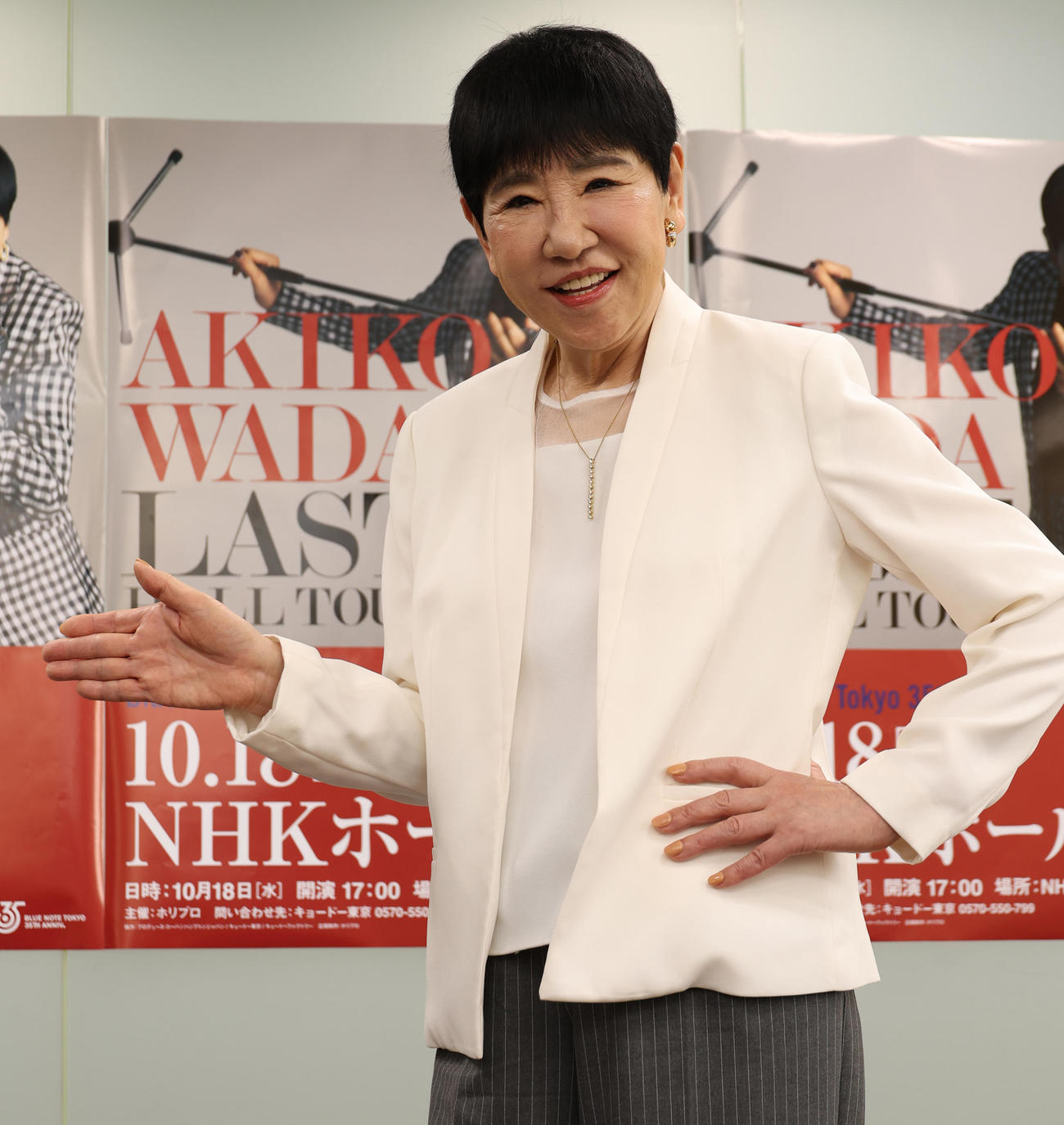 笑顔でポーズを決める和田アキ子（撮影・中島郁夫）