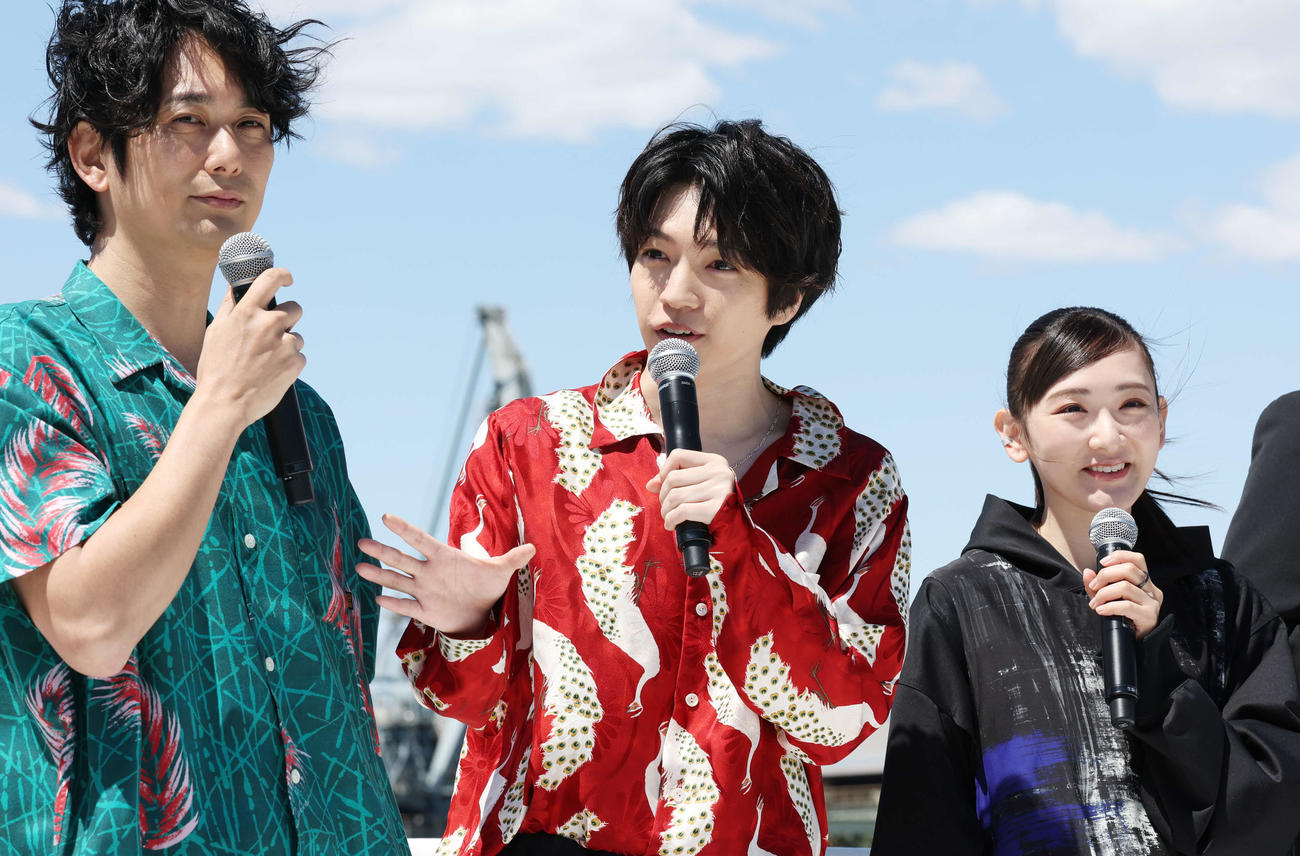 映画「忌怪島／きかいじま」完成報告船上イベントで話す登壇者。左から平岡祐太、西畑大吾、生駒里奈（撮影・宮地輝）