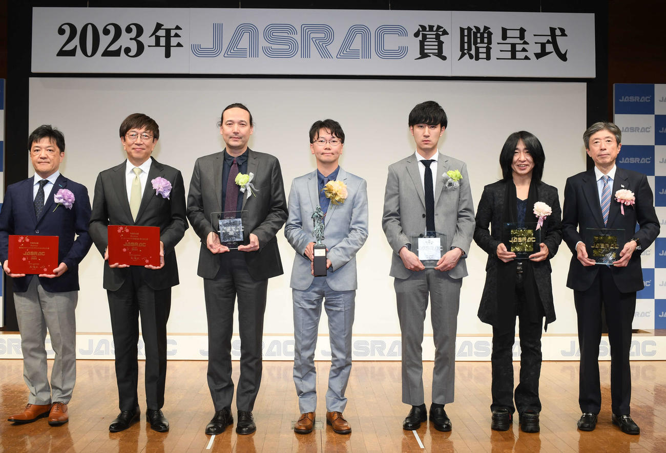 JASRAC賞贈賞式に出席する、左から株式会社ヤマハミュージックエンタテインメントホールディングス堤聡氏、ワーナー・チャペル音楽出版株式会社代理株式会社日音の海本泰氏、株式会社ソニー・ミュージックパブリッシングの見上チャールズ一裕氏、株式会社レヴィプラスの澤藤友哉氏、YOASOBIプロデューサー　株式会社ソニー・ミュージックエンタテインメントの屋代陽平氏、高梨康治氏、株式会社テレビ東京ミュージックの大島信彦氏