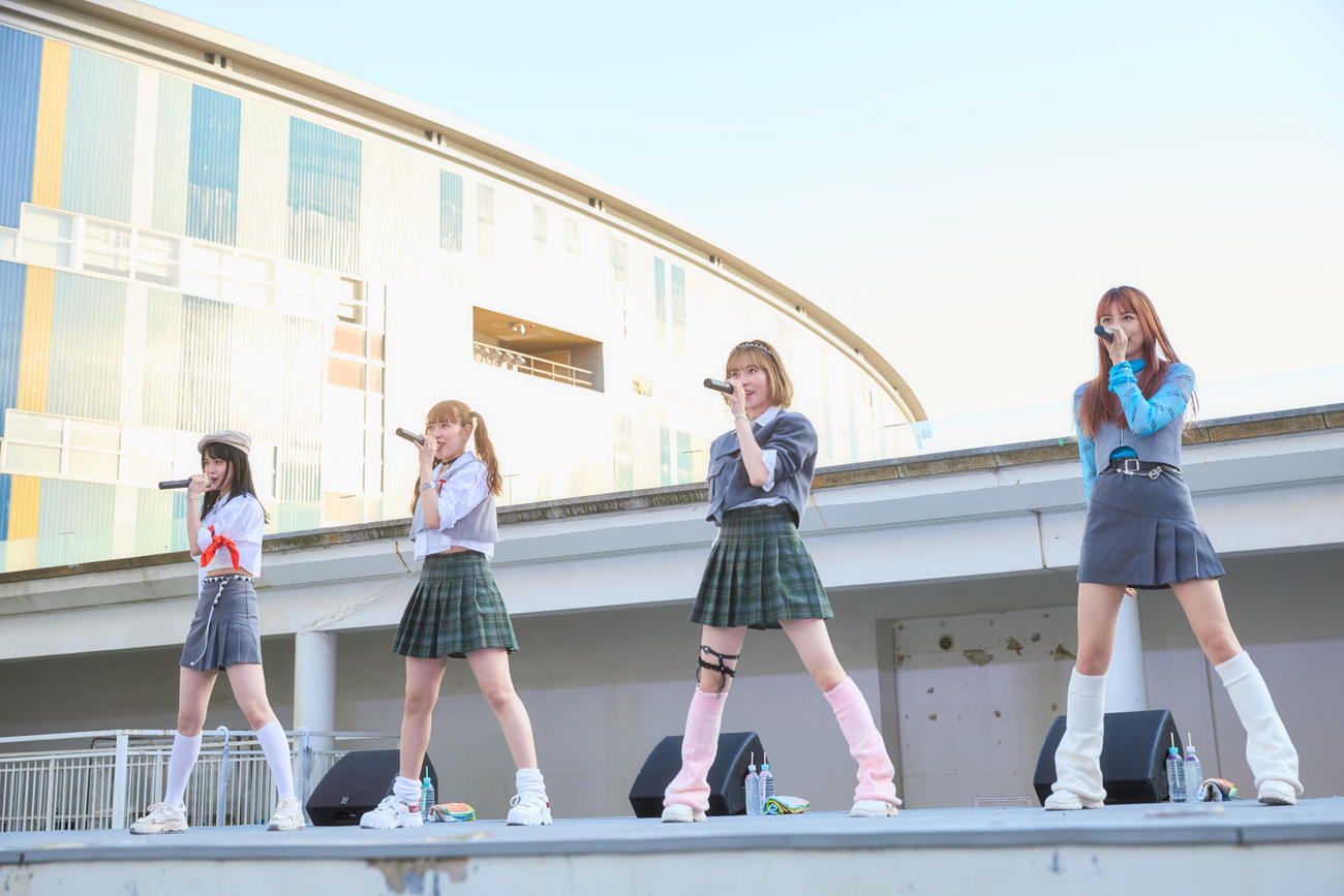 シングル「Chance×Change」リリース決定ミニライブを開催した＠onefive。左からSOYO、KANO、MOMO、GUMI