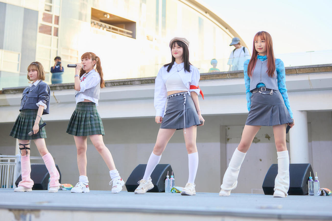 シングル「Chance×Change」リリース決定ミニライブを開催した＠onefive。左からMOMO、KANO、SOYO、GUMI