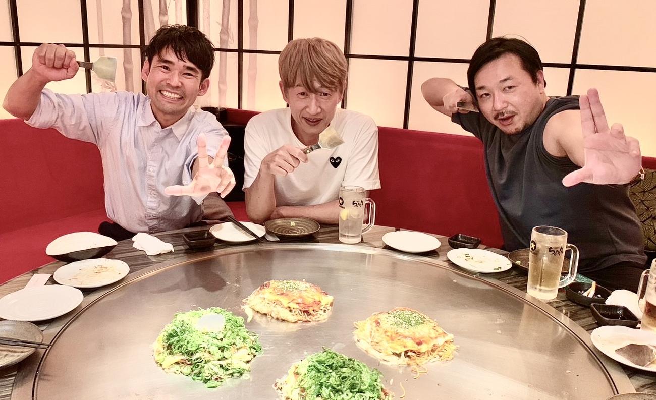 広島風お好み焼きに舌鼓を打つ、左から稲田幸久氏、川西幸一、今村翔吾氏

