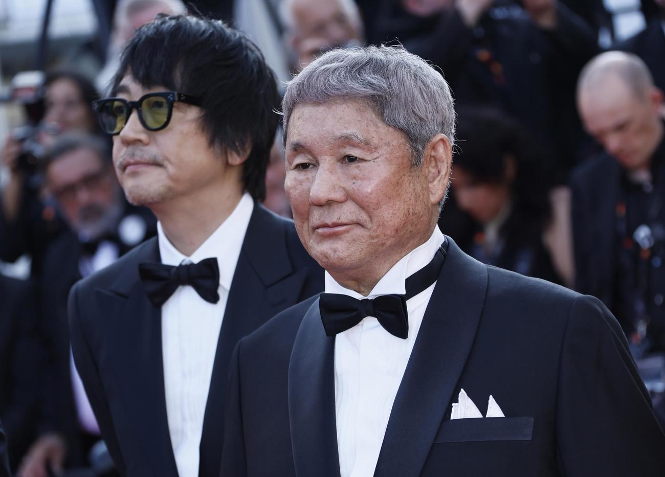 カンヌ国際映画祭　レッドカーペットを歩く北野武監督（右）と大森南朋（AP）