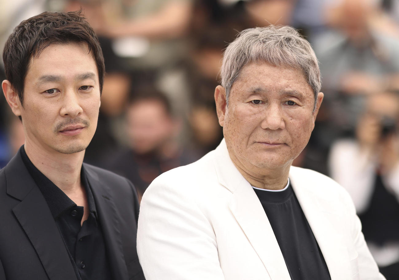 カンヌ国際映画祭　ポーズをとる北野武監督（右）と加瀬亮（AP）