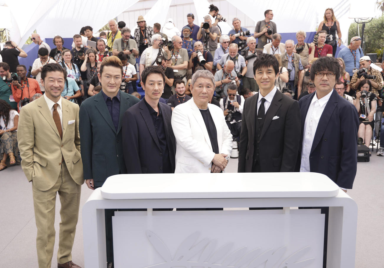 カンヌ国際映画祭　ポーズをとる左から浅野忠信、中村獅童、加瀬亮、北野武監督、西島秀俊、大森南朋（AP）