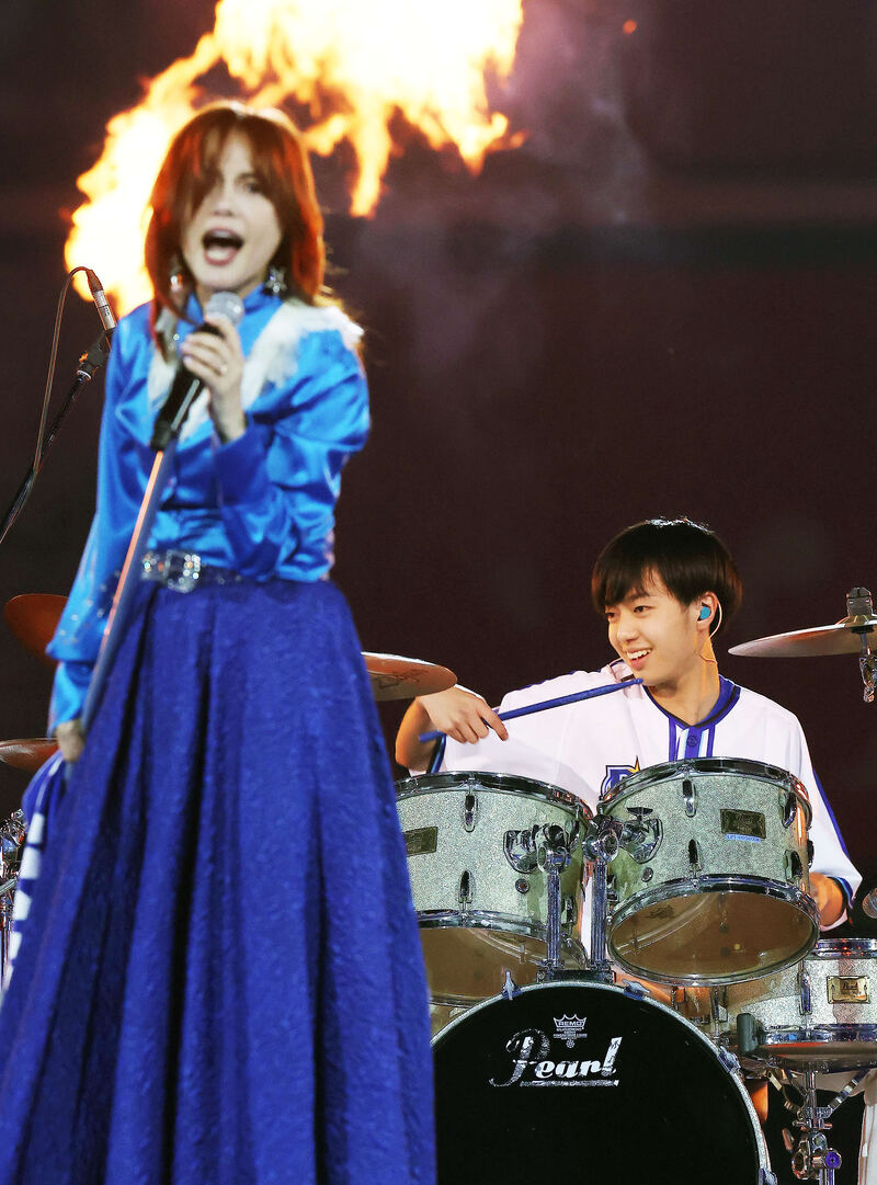 ステージで相川七瀬（手前）とライブを披露する息子の次男・リオ君（2023年4月25日撮影）