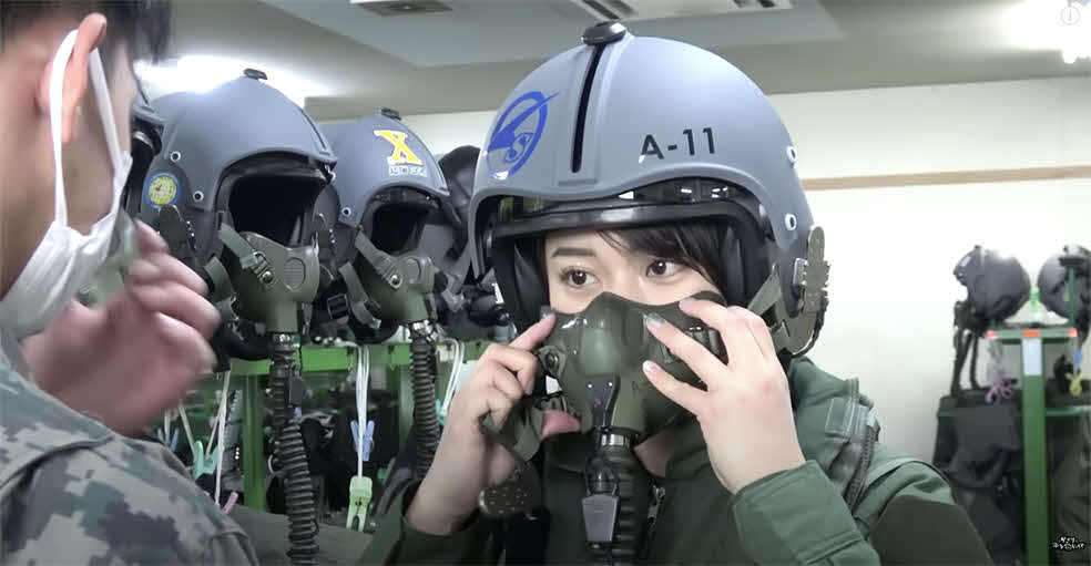 日芸出身の元自衛官タレント「かざり」