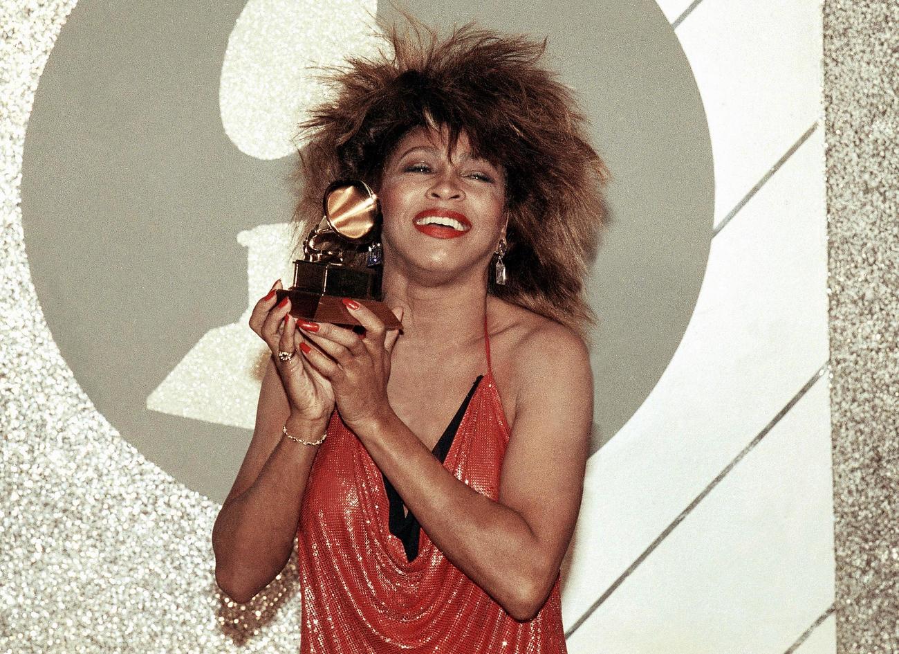 グラミー賞を手にするティナ・ターナーさん＝1985年2月、ロサンゼルス（AP＝共同）