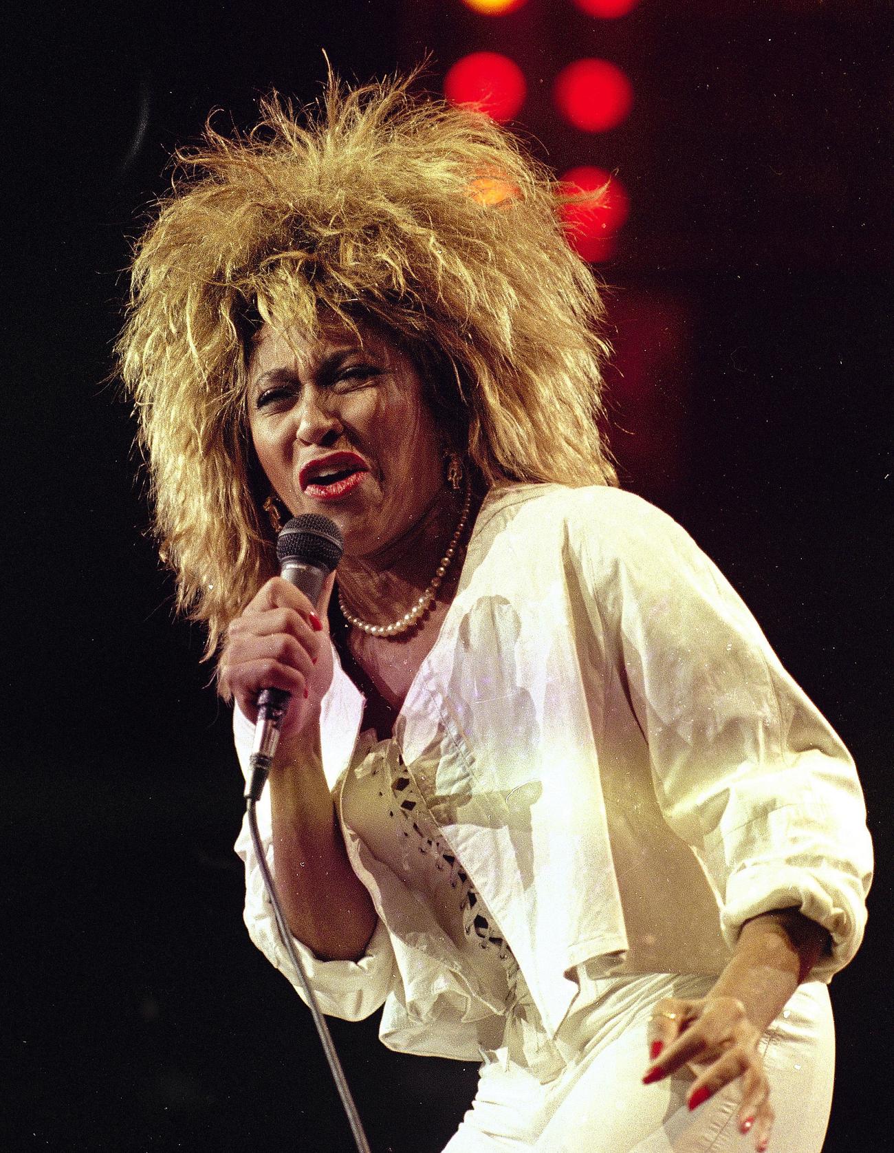米ニューヨークのマディソンスクエアガーデンで歌うティナ・ターナーさん＝1985年8月（AP＝共同）