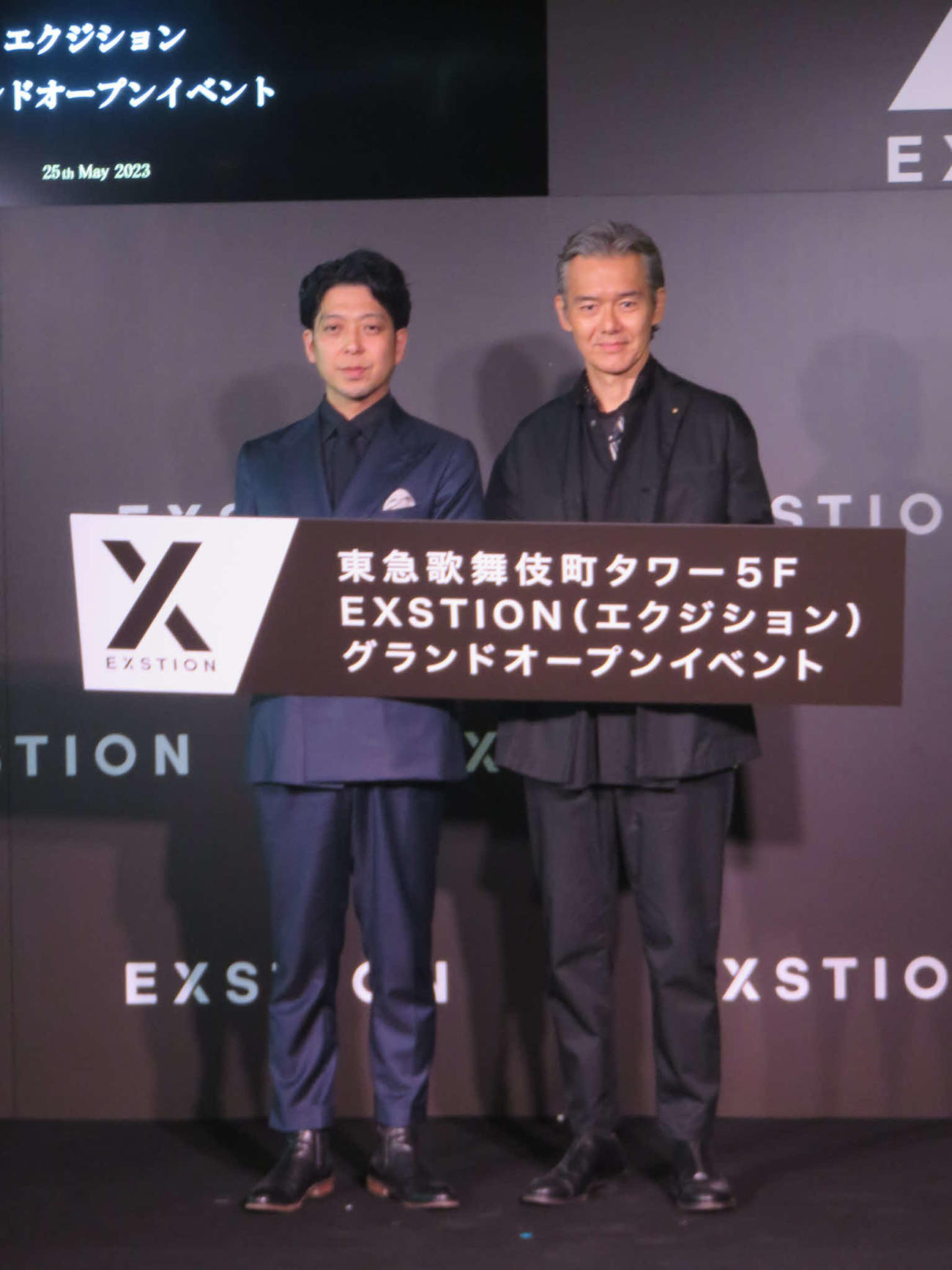 東急歌舞伎町タワー「エクジション」のグランドオープンイベントに出席した木原将貴代表取締役（左）と渡部篤郎