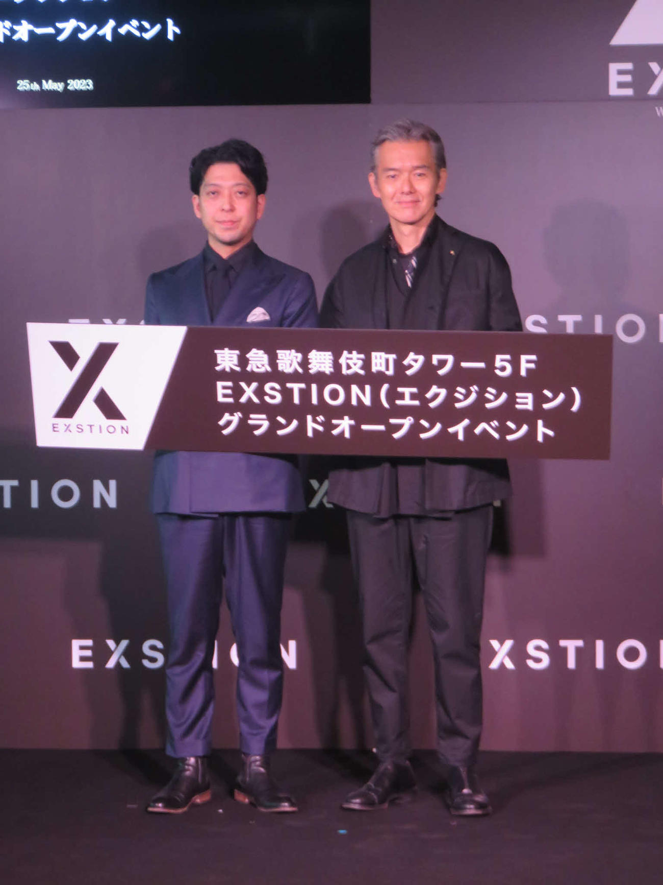 東急歌舞伎町タワー「エクジション」のグランドオープンイベントに出席した木原将貴代表取締役（左）と渡部篤郎