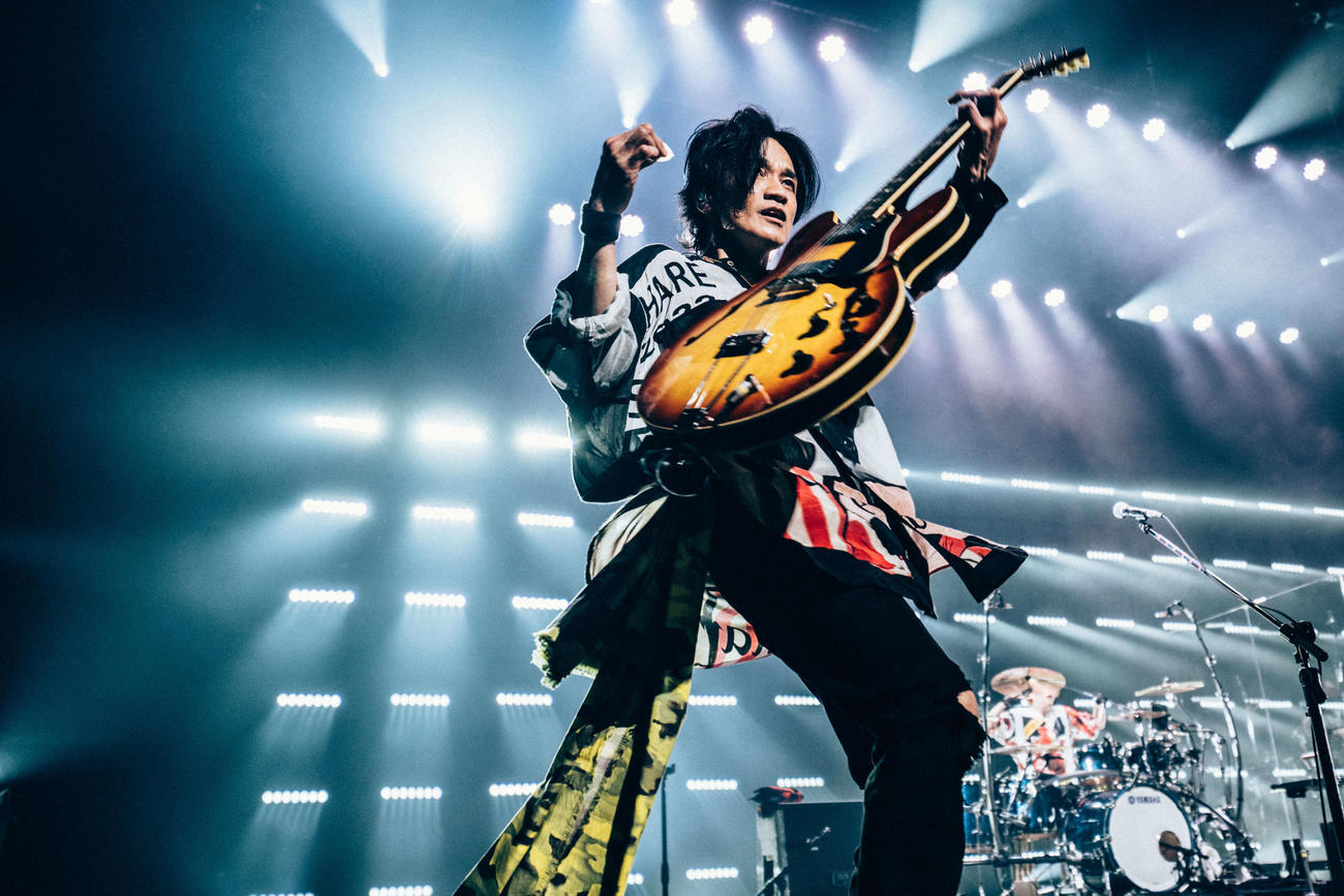 全国ツアー名古屋公演で演奏する4人組ロックバンド、男闘呼組の成田昭次