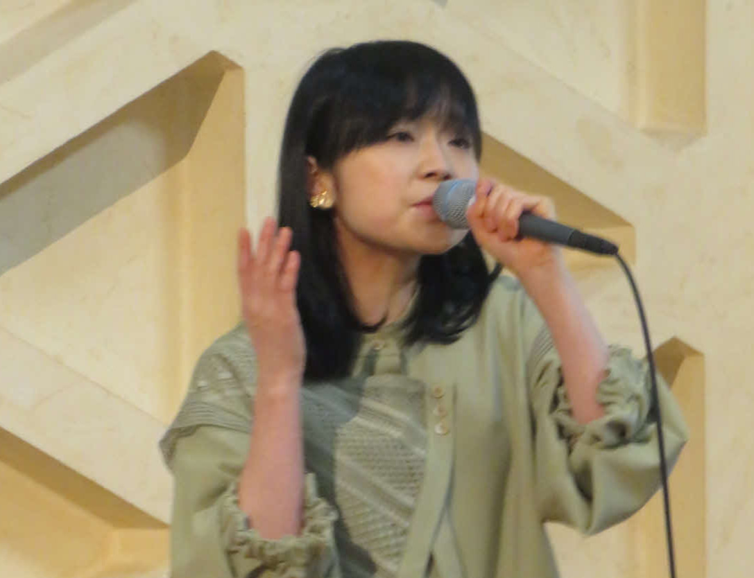 23年2月、デビュー20周年イベントで熱唱する川嶋あい