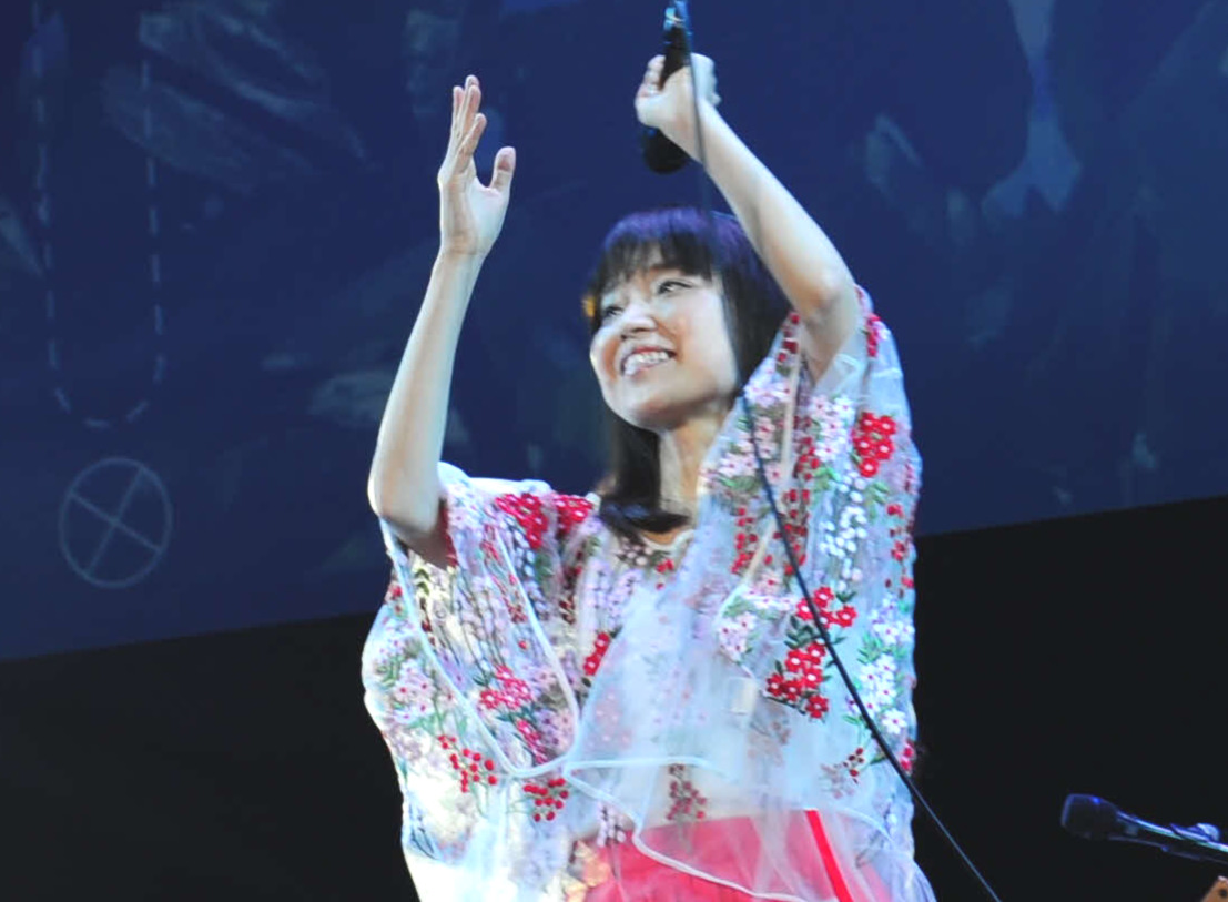 19年8月、恒例の養母命日ライブを行った川嶋あい