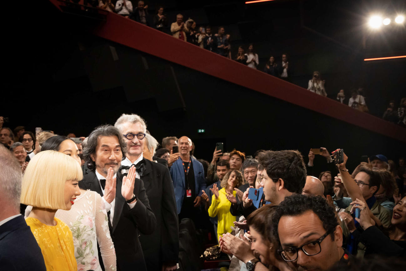 カンヌ映画祭コンペティション部門に出品された「Perfect Days」の公式上映を終え、笑顔の、前からアオイヤマダ、中野有紗、役所広司、ヴィム・ヴェンダース監督(C)若山和子