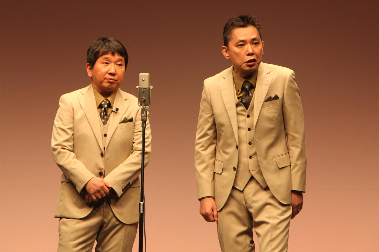 爆笑問題の田中裕二（左）と太田光