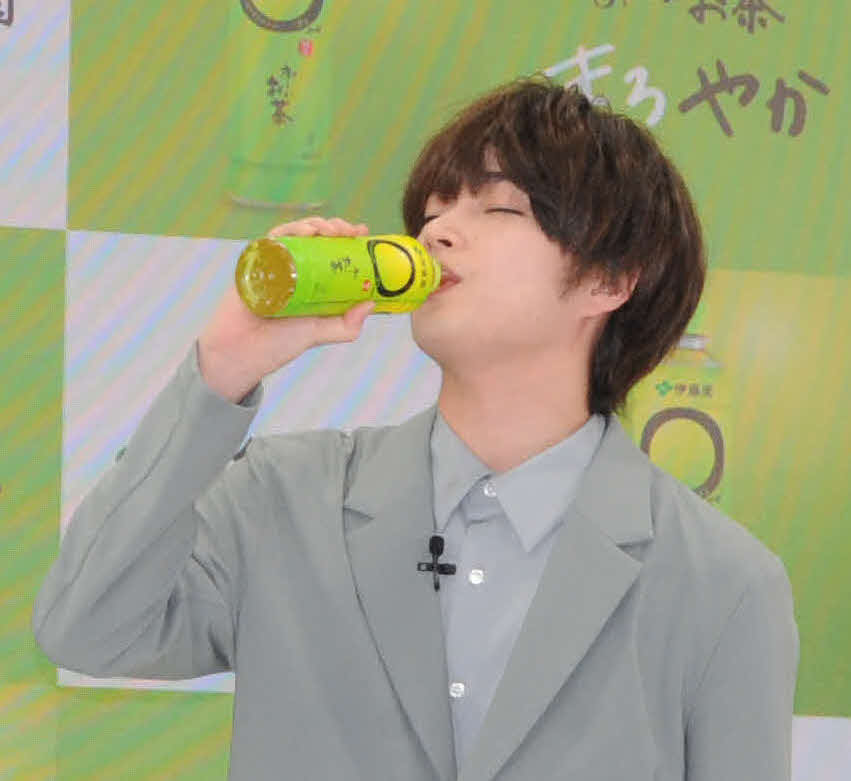 伊藤園の「お～いお茶　○やか」新商品・新CM発表イベントで試飲する曽田陵介（撮影・松尾幸之介）